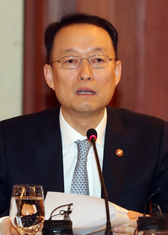 11일 오전 서울 강남구 서울 그랜드 인터컨티넨탈 서울 파르나스에서 열린 '산업혁신 2020 플랫폼' 첫 회의에서 백운규 산업통상자원부 장관이 인사말을 하고 있다.